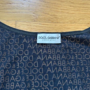 ÄKTA DOLCE & GABBANA  - Jättefin Dolce & Gabbana tröja! 100% äkta, kolla bilder. Storlek M men passar xs-L då den är stretchig. 