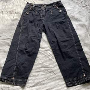 Vintage y2k knälånga shorts i jnco stuk. Low-medium rise, fint skick förutom en tråd som är lite lös på ena benet, men den är endast estetisk och fyller ingen funktion. Färgen är mörkt urtvättad svart/mörkblå ish