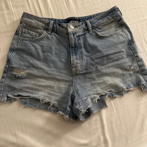 Jeansshorts - Jätte fina shorts som endast är använda 2-3 gånger. Köpt för 500kr