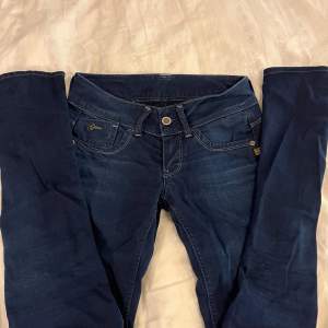 Lågmidjade jeans storlek 26/32, har tänkt du om till bootcut men har ej orkat (modellen skinny) men annars supersnygga!!