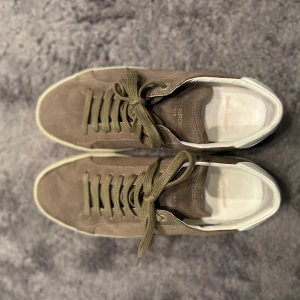 Saint Laurent skor - Säljer dessa helt nya Saint Laurent skor i färgen Khaki då dom inte har kommit till användning. Skriv ifall ni är intresserade och priset är diskuterbart. Skick 10/10. Allt är OG ,box,extra snören osv.