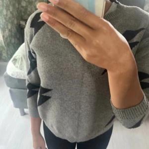 Stickad tröja - Hej nu säljer jag denna jättesnygga stickade tröjan då den har blivit för liten för mig💗 Jag tror den är i storleken xxs men lappen sitter inte kvar💗 Den har normal passform och är inte jätte använd, utan i bra skick💞 Det är bara att komma med frågor