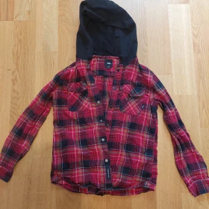 Röd&svart rutig skjorta - En röd&svart skjorta med rutor. Den är barnstorlek large. Den har bara använts ett par gånger och är i väldigt bra skick