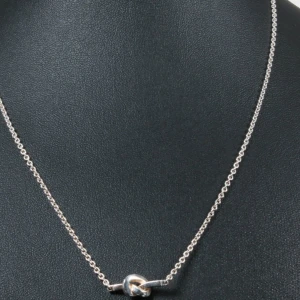 Efva attling - Säljer ett Efva Attling love knot halsband. Försäkring finns. Nypris 1500kr för bara halsbandet. Använt sparsamt. Äkta silver