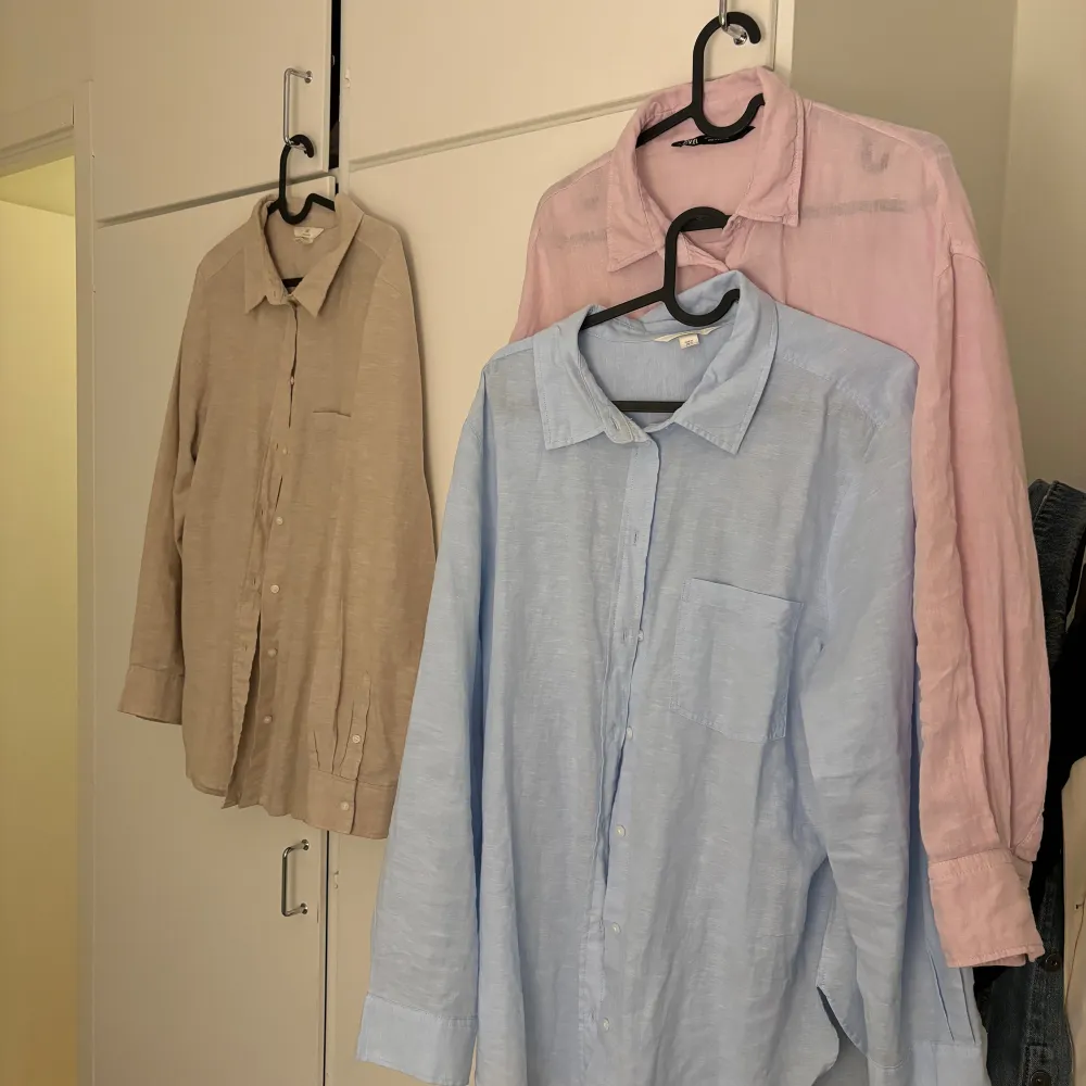 3 skjortor använda en gång bara, i nyskick. Storlek är M . Färgen är babyblå, rosa och beige. Rosa är från zara och de andra från hm.  Paketpris fast på 650kr. Skjortor.