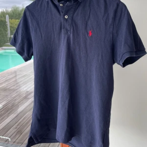 Säljer denna Ralph lauren picke i mörkblått, jätte bra skick! - Storlek XL i barn! 