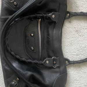 Väska  - En snygg trändig väska från boohoo som ej säljs längre, mycket bra och effektiv så man får plats mycket i den!💕