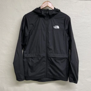 The North Face jacka  - The North Face jacka i storlek XL ungdom.  Ett litet hål på ena armen.