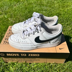 Nike skor  - Ett par snygga Nike skor i storleken 38. Säljer pgr av att dom inte passar. ❤️ vid några funderingar eller frågor kontakta gärna! 