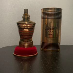 Jean Paul Gaultier Elixir - En utmärkt vinterparfym med ungefär 100ml kvar. Den har några repor men funkar i toppskick.
