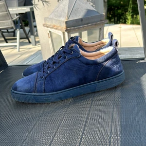 Christian Louboutin  - Tja, säljer dessa Loubs för billigt pris , 8/10 skick och nypris 9000 kan gå ner i pris, lägg ett pris så gör vi en deal 