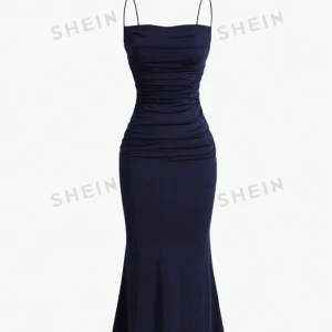 Klänning - Säljer min marinblåa klänning i storlek S! Har inte hittat möjlighet att använda klänningen så säljer den vidare, den är alltså helt ny och aldrig använd. 💌 Skicka privat ifall ni vill ha fler bilder på klänningen! 