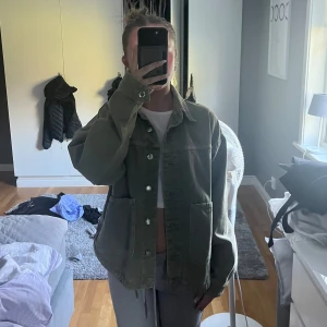 Jeansjacka  - Jeansjacka från zara. Som ny då jag knappt använt den. 