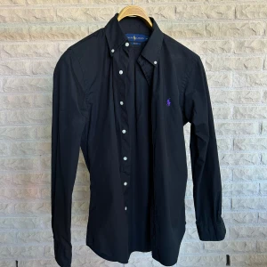 Polo Ralph Lauren Skjorta  - Smal passform. Normal i storleken, rekommenderar att du väljer din vanliga storlek. Använd endast vid fåtal tillfällen. Nypris 1599 kr