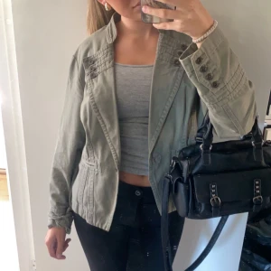 Grön jacka - Skit snygg grön jeans jacka! Storlek 44 men känns mycket mindre, passar mig som vanligtvis är S. Skriv för fler bilder eller frågor 💕
