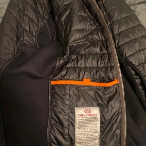 Parajumper jacka - Jag säljer min parajumper jacka för att jag ska köpa en ny jacka. Jag har haft den i några månader och knappast använd. Jätte bra skick