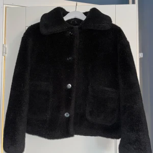 Teddy jacka  - Svart teddy jacka från New Yorker.  Storlek 36.  Sparsamt använd, köpt förra vintern och använd vid speciella tillfälle som julafton och nyårsafton. 
