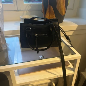 Oanvänd handväska  - Säljer denna oanvända handväska pågrund av att jag fått två stycken.  Använder min ofta och gillar den för att den är liten men fortfarande rymlig.🤩 köpt för 400 säljer nu för 250.😊