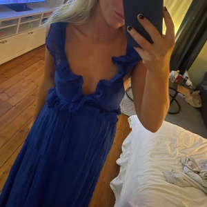 Klänning  - Garderobs-rensning! Säljer min fina klänning ifrån hm, med en knytningbaktill och fina detaljer! Superhäftigt tyg och i bra skick!