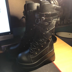 Läder boots - Ett par helt nya, riktigt tuffa, läderboots🙌 Pris går att diskuteras vid snabb affär! :) 