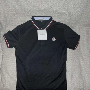 Moncler pike  - Säljer min helt nya svarta moncler piké aldrig använd inga skador eller fläckar på den. Priset kan sänkas vid snabba affärer.