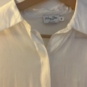 Skjorta  - Från NAKD med så söta knyten vid ärmarna! Använt någon få gång så i bra skick. Den har även ett så fint Skimrigt material.