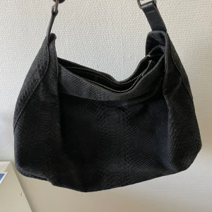 Stor svart väska - En stor svart väska köpt secondhand, själv aldrig använt den men väldigt bra kvalitet! 💕💕