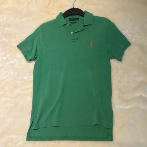 Ralph lauren piké - En härlig piké från ralph lauren. Storleken är S men sitter som Xs. Tröjan har en fläck på vänster arm/axel som med nästan all säkerhet går bort, priset går därför att diskutera vid snabb affär.