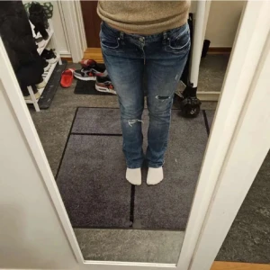 ltb jeans  - ltb jeans valerie, storlek W28 L30. har används två ggr, säljer dom för att jag är i behov av pengar och för att dom inte används, köpta för 800. priset kan diskuteras❤️