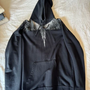 Marcelo Burlon Hoodie - En svart oversized Marcelo burlon Hoodie.  Köpt på NK, kvitto kan letas fram vid intresse.