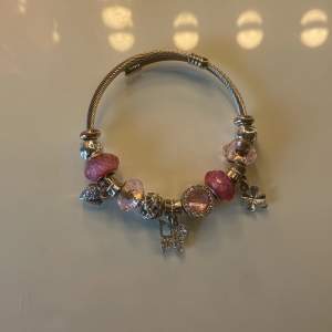 Silvrigt armband med rosa berlocker, super bra skick🩷