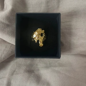 Meja ring rostfri  - 45kr/st, i Ion plated 304 Stainless steel,  finns flera i lager😊 kolla gärna in min instragram där jag främst sköter försäljningen 🤍 fler liknande smycken hittar ni på min sida 🥰