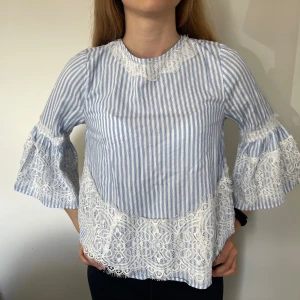 Sommarblus  - Supergulliga blå/vit randig blus med spets detaljer och rosett där bak. Köpt från Zara och säljs inte längre. Storlek S och använd fåtal gånger💗