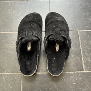 Birketstock boston - Birkenstock Boston i storlek 43. Använda 1 höst/vinter. För det mesta inne, fåtal gånger använda utomhus.  Säljer då jag flyttar utomlands.