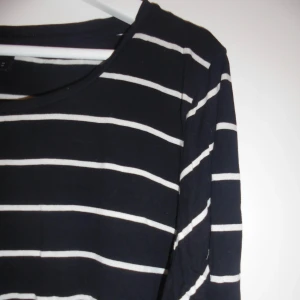 Tröja - En fin randig tröja från Kappahl. Sitter ganska oversized och är croppad. I bra skick.