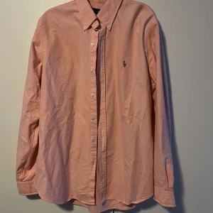 Ralph Lauren skjorta - Bra skick snygg rosa Ralph Lauren skjorta storlek L. Kontakta vid frågor 