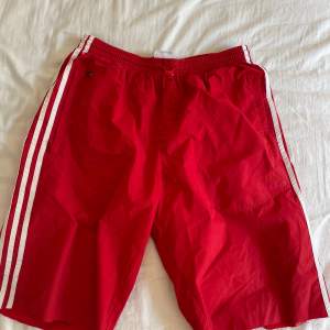 Avklippta adidas shorts. Brukade vara 3/4 byxor.