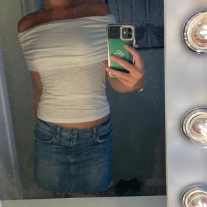 Offshoulder topp  - Vit off shoulder topp från Nelly med prislappen kvar! Skriv för fler bilder🥰