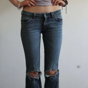 Jeans med hål - Ett par lågmidjade med hål i knäna köpta secondhand i storlek 26 (midjemått rakt över: 35 cm och innerbenslängd 75 cm)💕