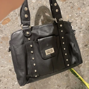 Väska  - Superfin svart väska! Massa fack och passar perfekt till tex skolan💗Inga defekter förut det som syns på sista bilden