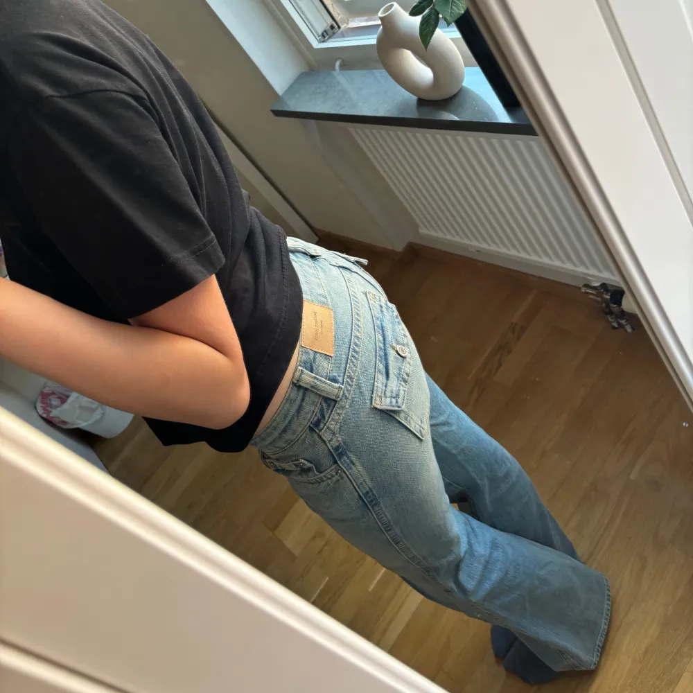 Jeans från Gina Tricot storlek 36 köpa för 499kr. Säljer pga inte min stil längre. Kom privat för mått, jag är 169!. Jeans & Byxor.