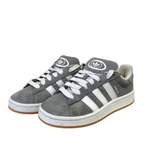 Campus 00s - Säljer mina grå Adidas Campus.  Superfint skick!!  Storlek 38