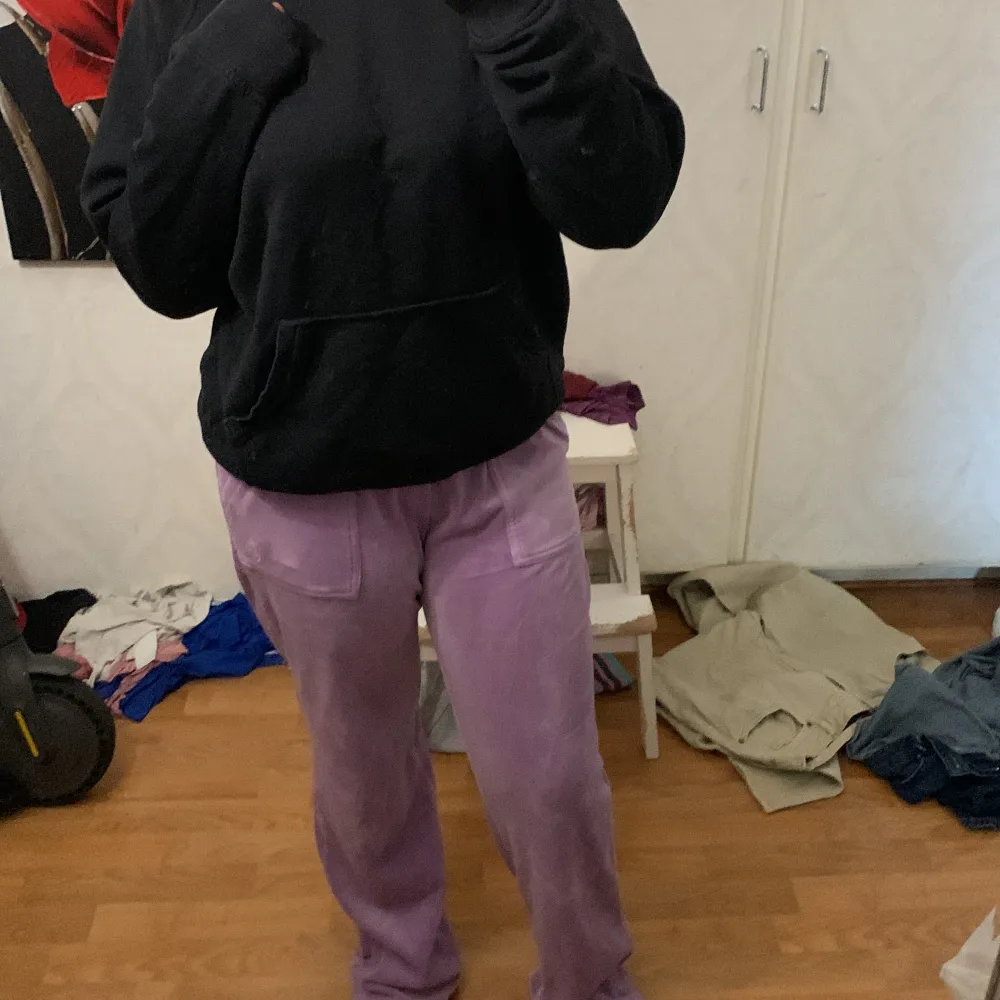 Använts 2 gånger men snöre försvunnit i tvätten tyvärr! Annars bra skick💜. Jeans & Byxor.