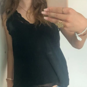 Spetslinne  - Svart spetslinne ifrån Zara 🤍 Toppskick och passar bra på mig som ofta bär S! 🤍