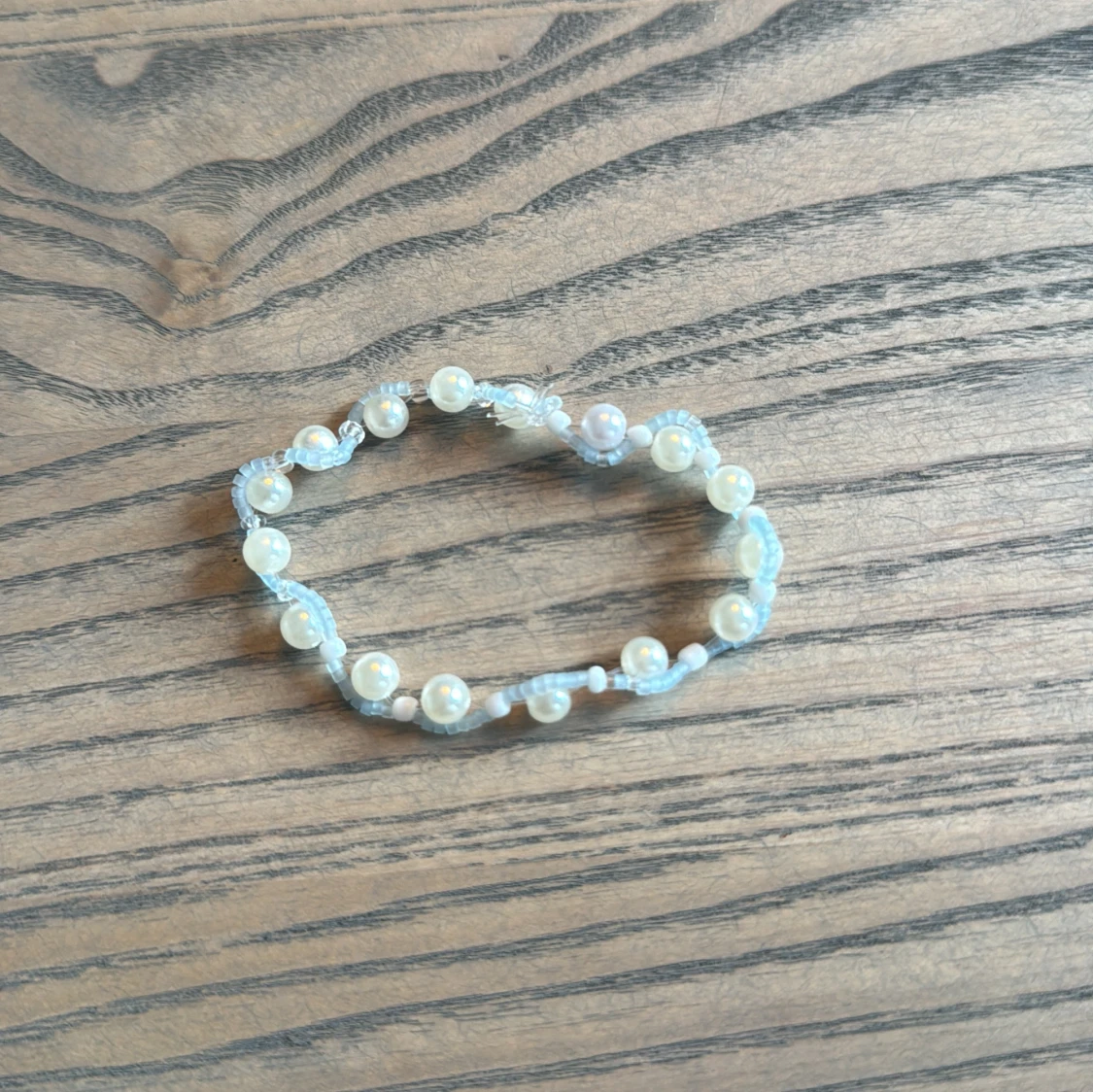 Blått armband med vita pärlor - 90