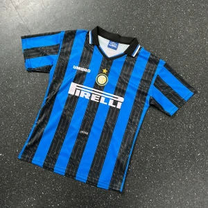 Inter Milan 97/98 ”RONALDO” - Säljer min riktigt snygga retro inter Milan tröja med Ronaldo på ryggen😍 skick 9/10! Hör gärna av dig om du har några funderingar eller vill ha fler bilder✅