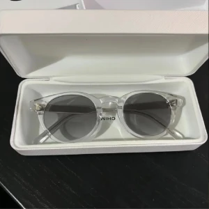 Chimi 03 Grey - Säljer nu mina snygga Chimis som e perfekt för sommaren. Glasögonen är i nyskick och fodral och allt medföljer! Nypris 1300kr 