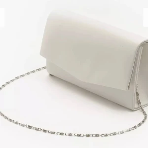 Kuvertväska till studenten / balen - Helt perfekt väska för studenten och balen och jag säljer den endast för jag ville ha en annan färg. Längd 19cm och perfekt för balen. 