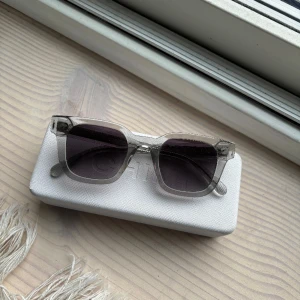 Chimi solglasögon - Modellen 04 grey, köpta i somras. Bra skick, tillkommer fodralet som de köptes i. 🥰 Priset går att diskuteras!