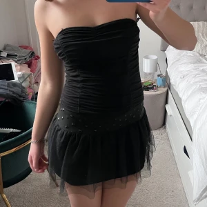 Klänning!  - Så snygg klänning som tyvärr är alldeles för kort för mig som är 172❤️